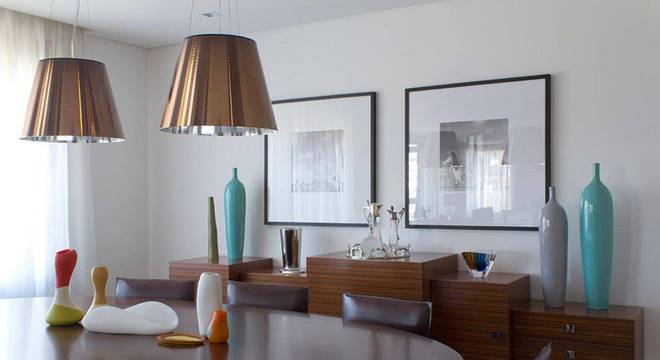 lustres modernos - sala de jantar com mesa de jantar ampla e lustre