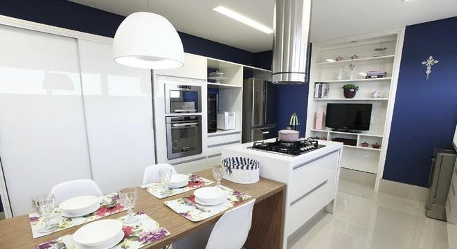 lustres simples - cozinha com lustre sobre a mesa de jantar 