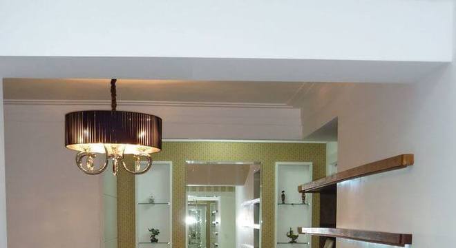 lustres simples - sala de estar com lustre dourado 