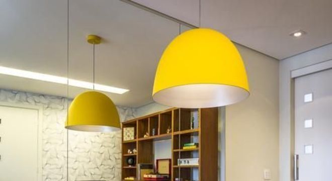 lustres simples - sala de jantar com cadeiras vermelhas e lustre amarelo 