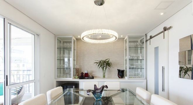 lustres simples - sala de jantar com mesa de vidro, lustre e cadeiras brancas estofadas 