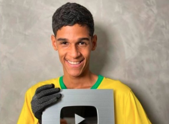 No último mês, Luva de Pedreiro comemorou a marca impressionante de 17 milhões de seguidores no Instagram. 'Obrigado, minha tropa, vocês são minha família', escreveu o influenciador. Em nova fase, Iran viveu dias agitados&nbsp;com o maior contrato da carreira, parceria com Falcão e até intimação judicial. Leia mais