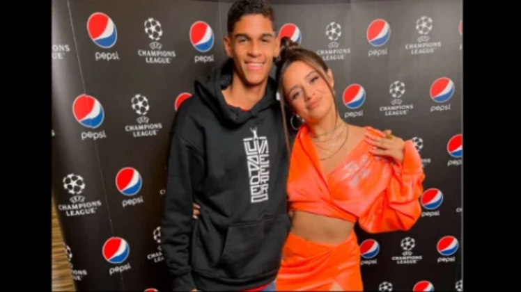 ENCONTRO COM CAMILA CABELLOAlém de presenciar o jogaço entre Liverpool e Real Madrid, Luva ainda conheceu a cantora Camila Cabello, que se apresentou antes da grande final. 