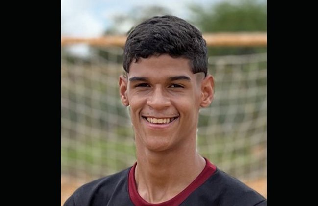Luva de Pedreiro está com 20 anos e nasceu no interior da Bahia, onde trabalhava na roça. Ele começou a ficar famoso fazendo vídeos de gols dele mesmo em campos de terra batida. 