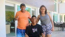 Luva de Pedreiro comemora primeira viagem dos pais ao exterior; veja