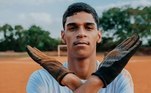 Sucesso nas redes sociais, o baiano Iran Ferreira, mais conhecido como 'Luva de Pedreiro', conquistou o Brasil e o mundo com o seu carisma. O fenômeno brasileiro já alcançou mais de 20 milhões de seguidores entre Instagram, Twitter e TikTok, mas viveu um ano de altos e baixos, com brigas com empresário, polêmicas, mas também contratos milionários e comerciais com atletas badalados. Com o início de 2023 se aproximando, relembre o que mais de importante aconteceu na vida do jovem influenciador