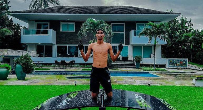 Luva de Pedreiro assina o maior contrato da carreira e comemora