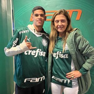 Luva de Pedreiro posou ao lado de Leila Pereira, presidente do Palmeiras

