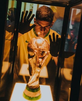 COPA DO MUNDO NO CATARDepois de passar por diversas experiências como Champions League e Bola de Ouro, Luva de Pedreiro viajou para o Catar para acompanhar a reta final da Copa do Mundo. No país árabe, o influenciador digital conheceu o seu sósia. Com muitos gritos de 