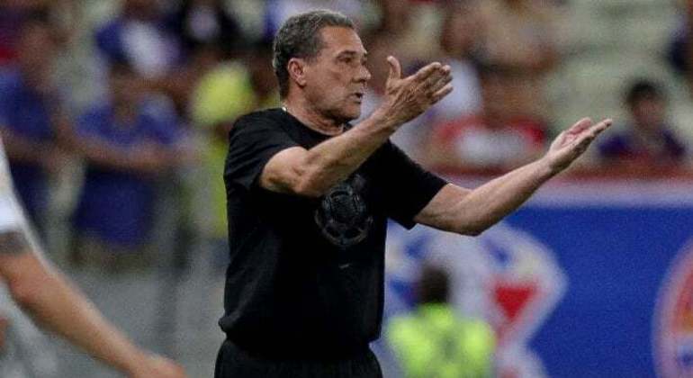 Torcida do Corinthians vaiou e xingou Luxemburgo, em Itaquera. Mesmo vencendo o líder Botafogo