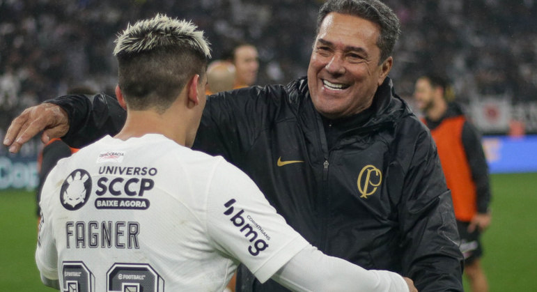 Luxemburgo fez Fagner perder 4 quilos. Técnico domina todo o futebol do Corinthians