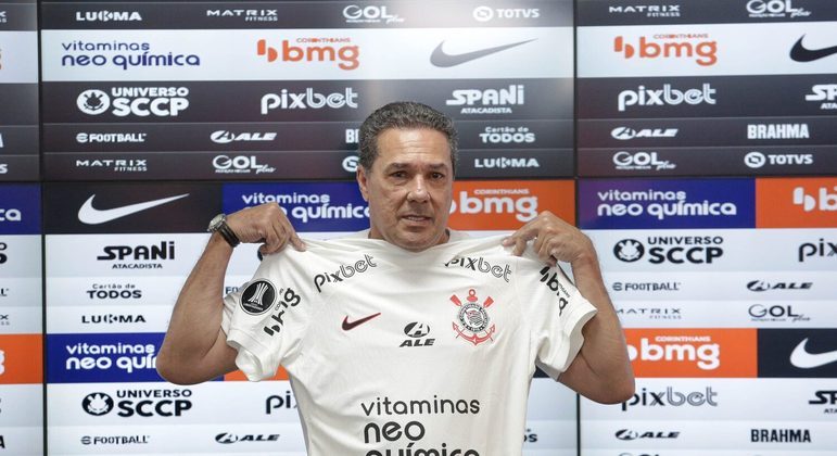 Luxa apela para recurso perigoso nos dias atuais. O regime de terror, banindo jogadores do Corinthians