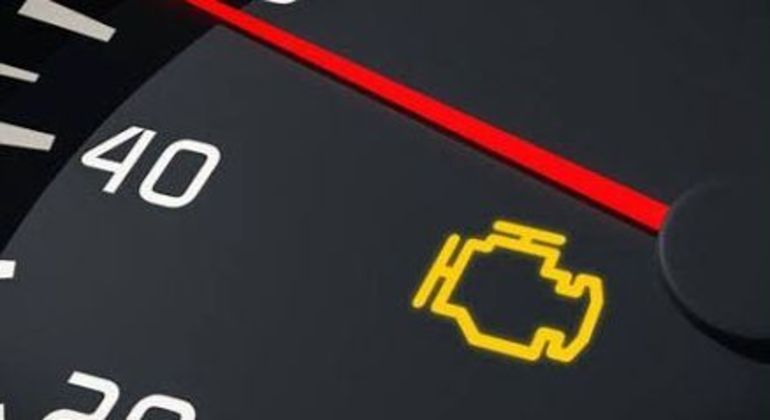 Luz de injeção acende para indicar problemas no sistema de leitura do combustível