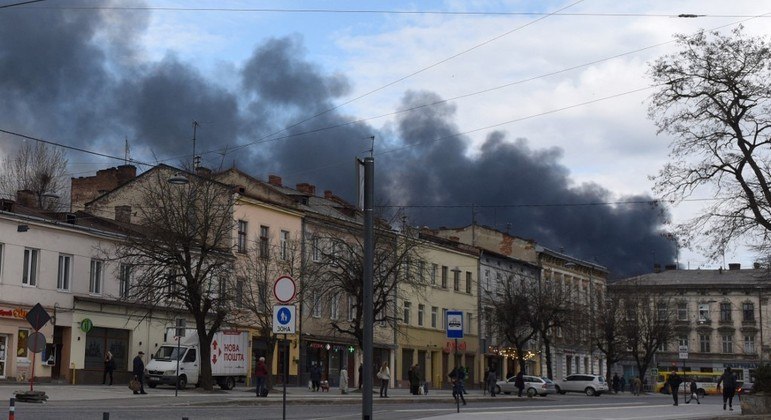Ataques russos teriam atingido áreas residenciais de Lviv