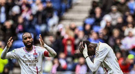 Jogadores do Lyon lamentam tropeço em casa, no domingo (5)
