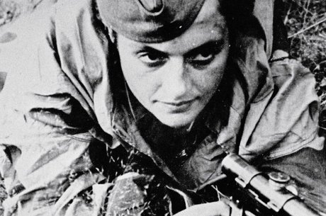 Lyudmila Pavlichenko defende Sebastopol dos nazistas em 1942