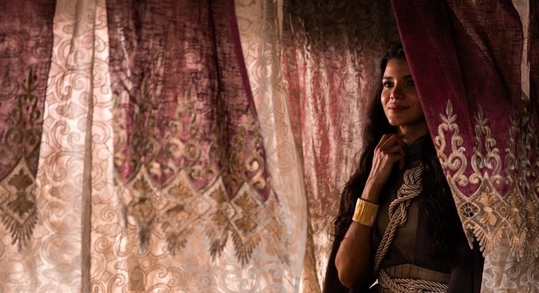 Jakelyne Oliveira estreou na teledramaturgia como Maaca, filha do rei de Gesur em Reis