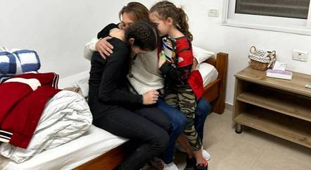 As irmãs Dafna e Ela Elyakim recebem o carinho da família após mais de 50 dias sequestradas