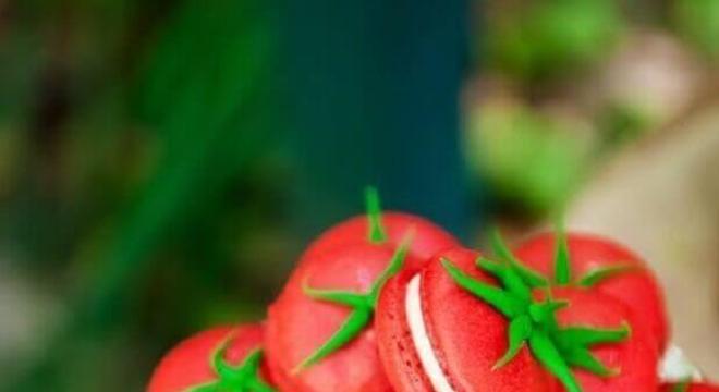 macaron em formato de tomaete para festa da fazendinha Foto SistaCafe