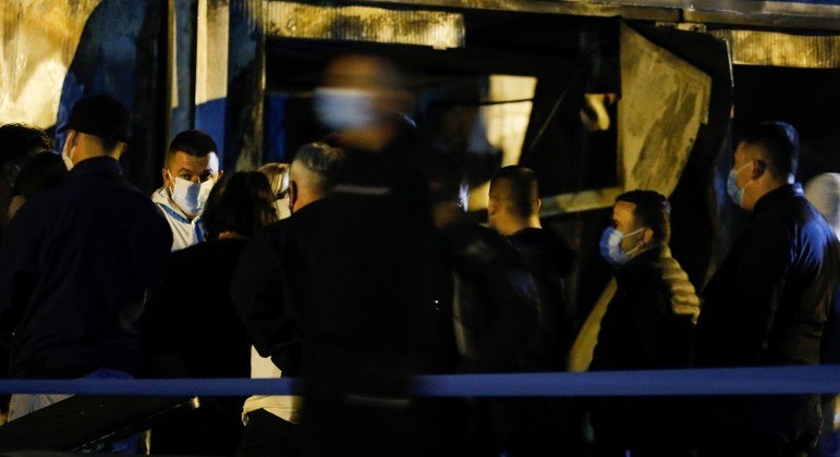 Familiares de vítimas se reúnem na porta do hospital, em Tetovo
