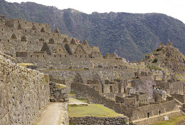 Machu Picchu conta com templos, palácios, casas e seus canais de água são feitos com rochas de granito, que são extremamente resistentes. A técnica usada nas construções é conhecida como Ashlar.