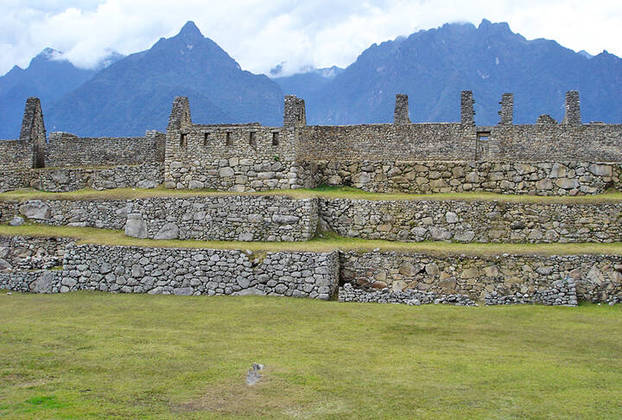 Machu Picchu foi construída pelos incas no século XV, no alto das Cordilheira dos Andes 2.430 metros acima do nível do mar, no vale do rio Urubamba. Ela foi levantada a mando do imperador Inca Pachacútec e sua altitude pode estar relacionada com a religiosidade do povo local, com o intuito de se aproximar dos deuses.