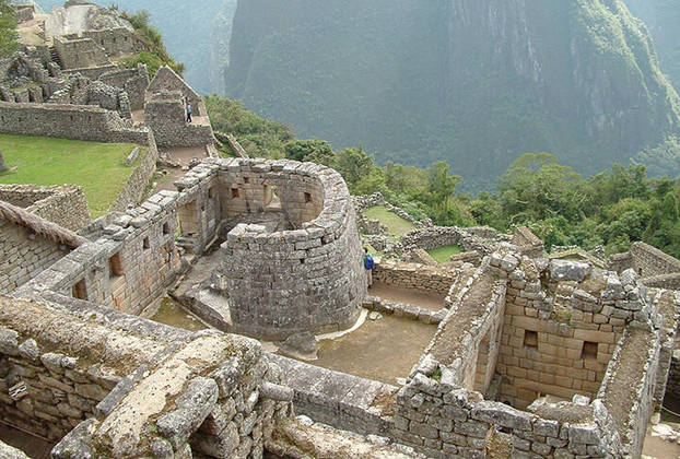 Machu Picchu possui alguns templos sagrados. O Templo do Sol é considerado um dos locais mais marcantes da cidade. Ele tem o formato de um edifício semicircular construído sobre uma rocha sólida onde uma caverna natural foi usada como túmulo real. 