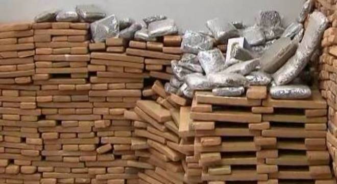Dupla foi presa com mais de 600 tijolos de maconha