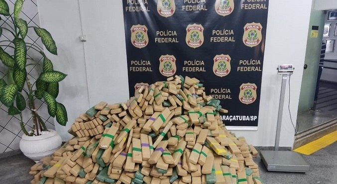 Após abordagem, agentes encontraram aproximadamente 1 tonelada de maconha