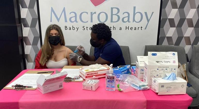 Loja de empresário brasileiro cedeu espaço para vacinação contra covid-19
