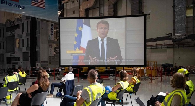 O presidente francês, Emmanuel Macron, discursou na cerimônia por meio de uma transmissão ao vivo