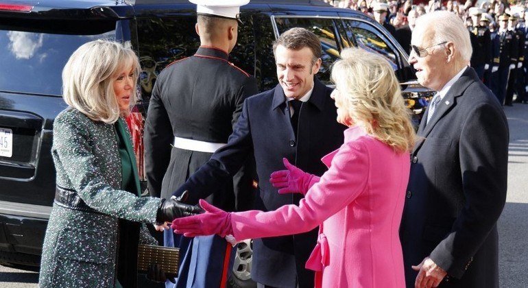 Joe e Jill Biden recebem Emmanuel e Brigitte Macron nas escadas da Casa Branca