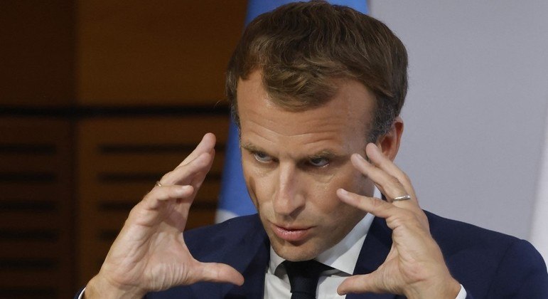 Un homme jette un œuf au président français Emmanuel Macron – Actualités