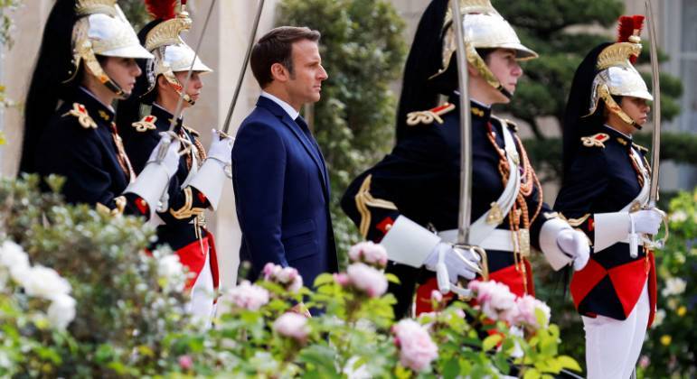 Macron passa em revista as tropas durante cerimônia da posse de seu segundo mandato
