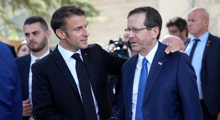 Emmanuel Macron conversa com Isaac Herzog, presidente israelense