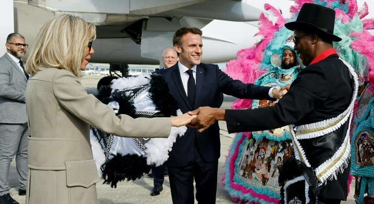 O presidente francês Emmanuel Macron e sua esposa saõ recebidos em Nova Orleans