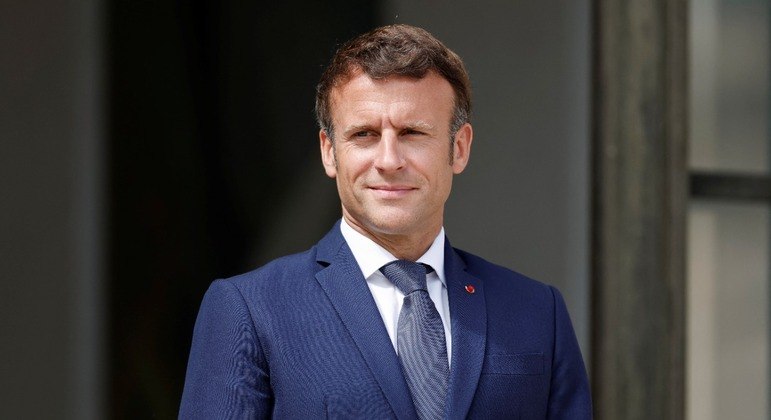 O presidente francês Emmanuel Macron recebe convidados no Palácio do Eliseu em Paris