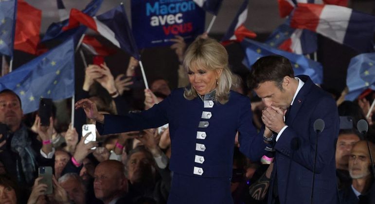 Emmanuel Macron e sua esposa durante o discurso da vitória