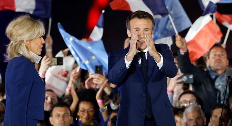 Emmanuel Macron e sua mulher Brigitte comemoram a reeleição na França
