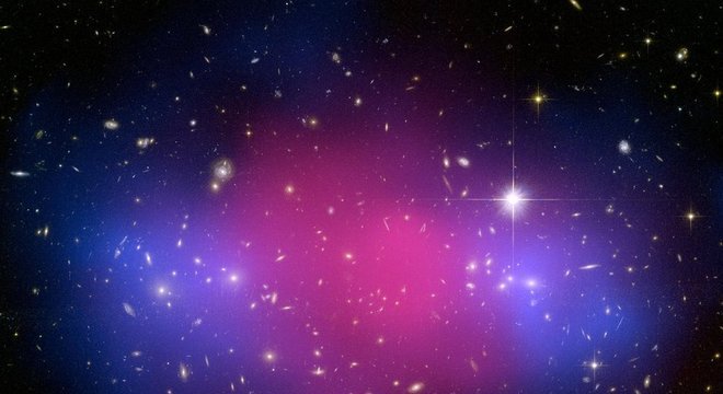 Evidencia indireta da matéria escura: a gigantesca colisão de dois clusters de galáxias separa matéria escura (azul) da matéria ordinária (rosa)