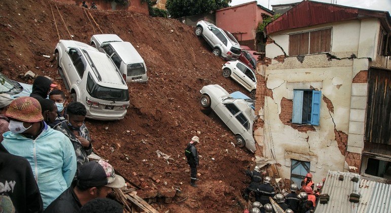 A chuva fez um estacionamento desabar sobre casas em Antananarivo, capital de Madagascar
