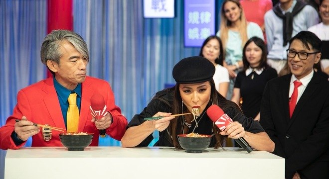 Mãe de Sabrina Sato, Dona Kika participa de uma das provas do reality