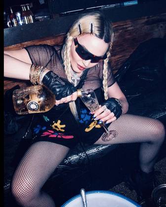 Em meados de abril, Madonna apareceu bastante à vontade, curtindo, fazendo carão e tomando bons drinques na companhia de amigos. 