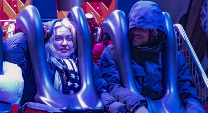 Madonna e o namorado, Ahlamalik Williams, juntos em parque de diversões