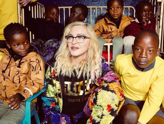 MadonnaA diva pop está por trás da fundação Raising Malawi, criada em 2006 ao lado de Michael Berg, com o intuito de ajudar a combater a extrema pobreza do Malaui, além de cuidar de milhões de crianças órfãs do país, por meio de tratamentos de saúde e programas de educação