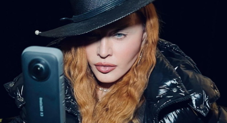 Madonna com grave infecção bacterianaUm grande susto de saúde fez com que Madonna adiasse sua turnê mundial e até atualizasse o testamento. A cantora teve uma grave infecção bacteriana e teria sido encontrada desacordada. Madonna ficou na UTI (Unidade de Terapia Intensiva) de um hospital em Nova York por alguns dias, mas já está em casa se recuperando. Os shows da rainha do pop vão ser oficialmente remarcados