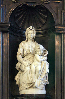 Madonna de Bruges - Foi esculpida entre 1501 e 1504 retratando Nossa Senhora com o menino Jesus, fugindo do padrão comum. Ele está de pé, não nos braços da mãe. 