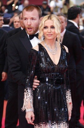 Madonna e Guy RitchieCom um patrimônio bilionário, a rainha do pop precisou desembolsar quase meio bilhão de reais para se divorciar do diretor de cinema, com quem ficou casada entre 2000 e 2008