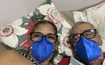 O namoro entre Giovanete e Alcino se tornou público justamente no início da pandemia de covid-19 no Brasil. Isolado, o casal compartilhou uma foto usando máscaras a fim de tranquilizar os seguidores. 'Estamos bem! Graças a Deus, eu ele estamos tomando todos os cuidados necessários para juntos passar por essa tempestade que está amedrontando o nosso país. Estaremos em casa até o final de tudo isso', escreveu a madrasta do sertanejo