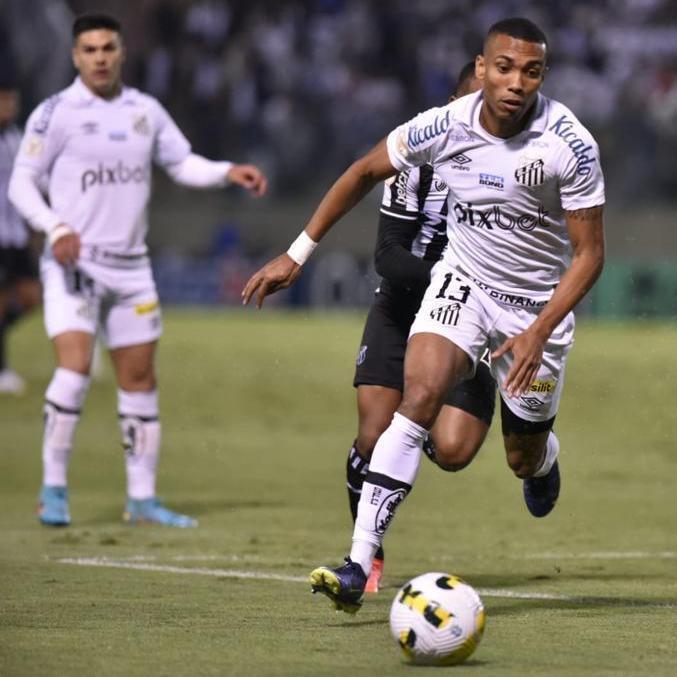 Madson conduz a bola para o Santos no duelo com o Ceará em Barueri
